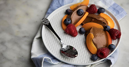 Tallerken med chokolademousse og frisk frugt.