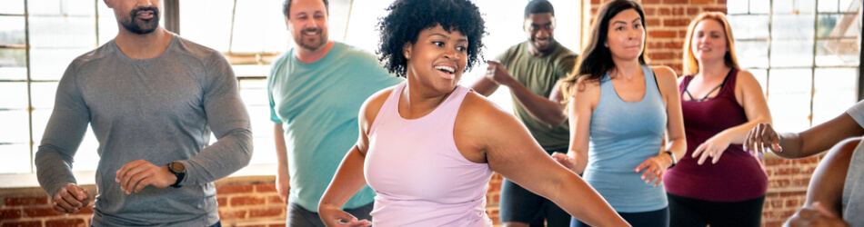Gør det sjovt og socialt at gå i fitness - det vil gøre det meget nemmere for dig, at nå dine mål!