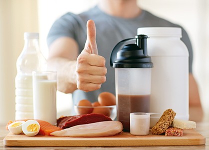 hvor meget protein skal mænd indtage om dagen?