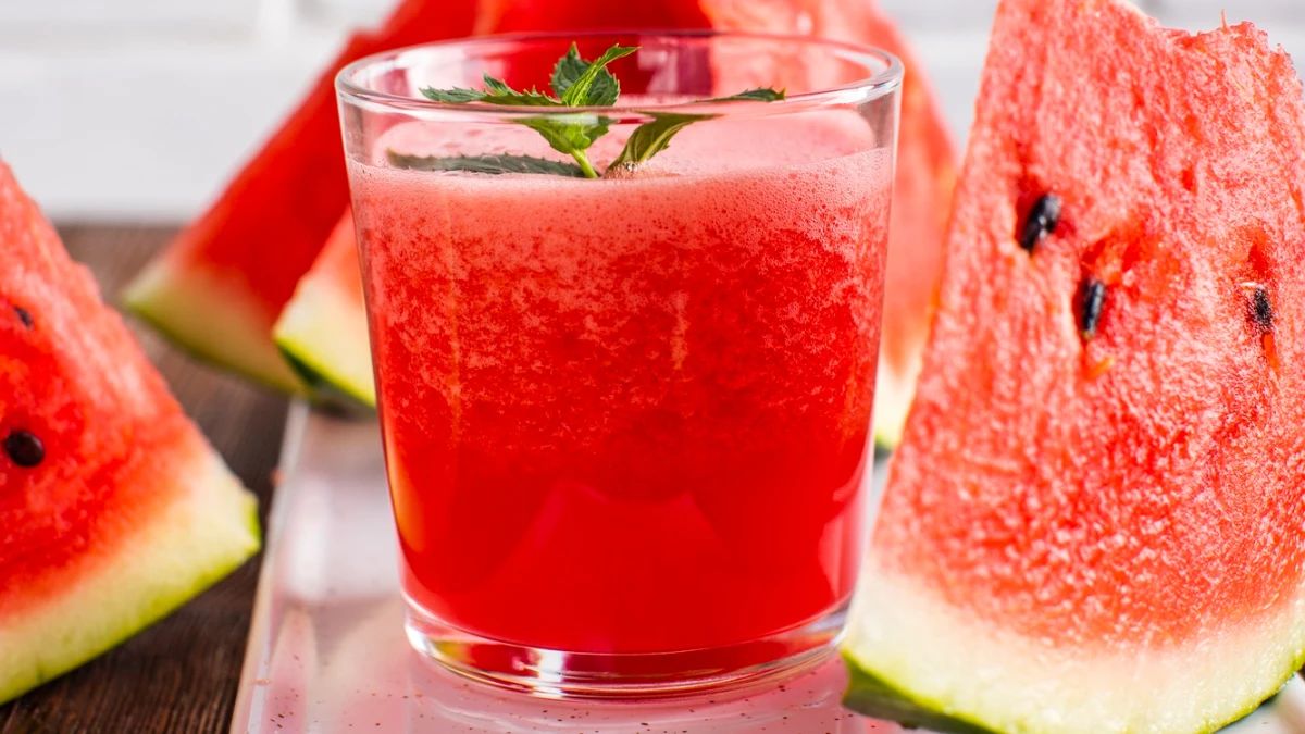 Forfriskende vandmelon-mint mocktail, med frisk mynteblade, is og danskvand, perfekt til sommerfesten.