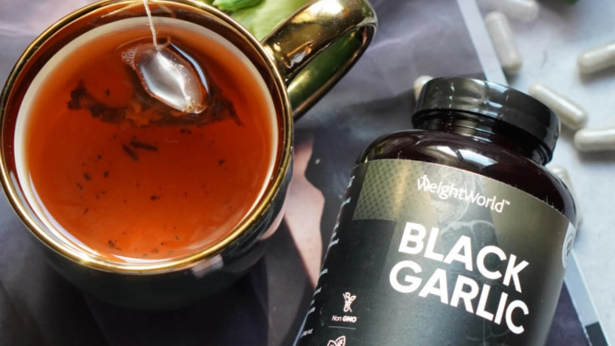 Hvidløg indeholder allicin, der har antiinflammatoriske og antibakterielle egenskaber.