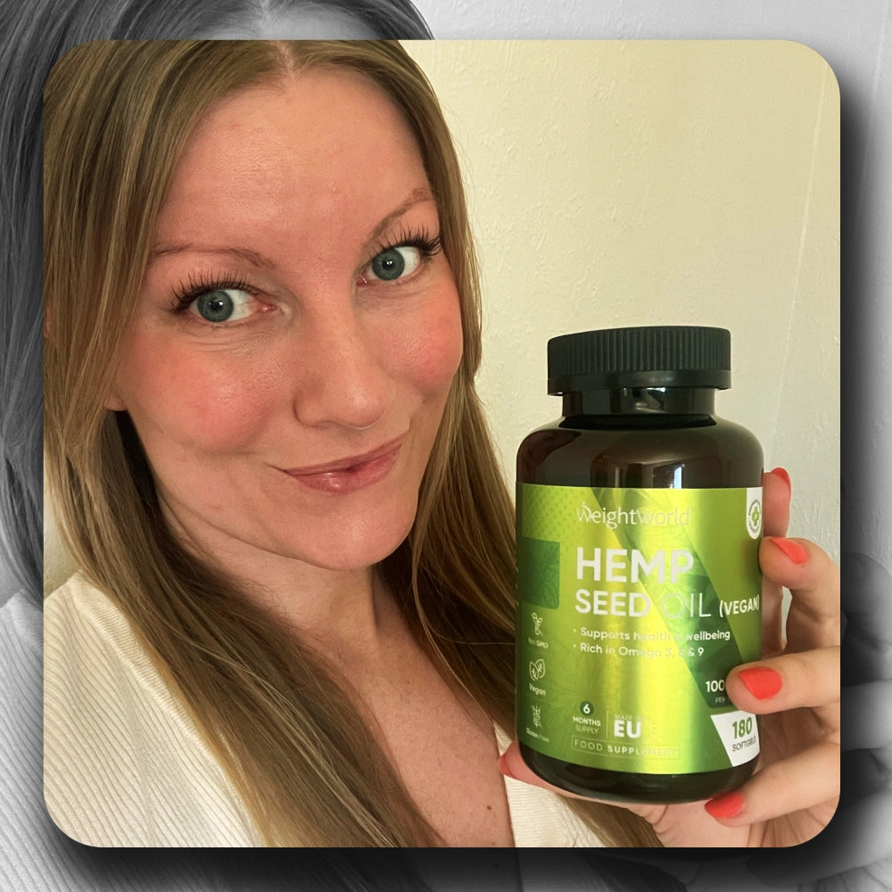 Person holder WeightWorld hampefrøolieflaske 1000 mg; 180 softgels, vegansk.