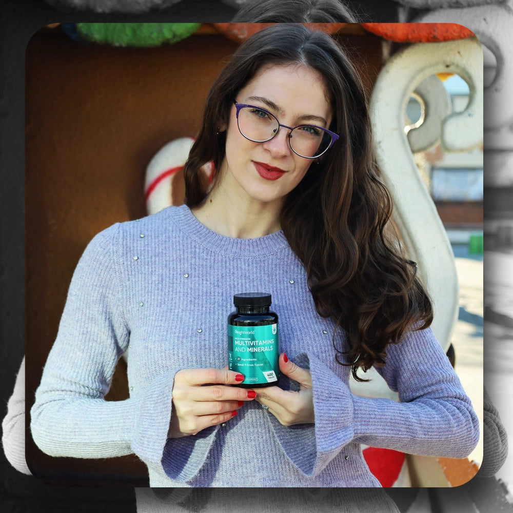 Multivitamin- og mineralflaske holdt i hånden af en person