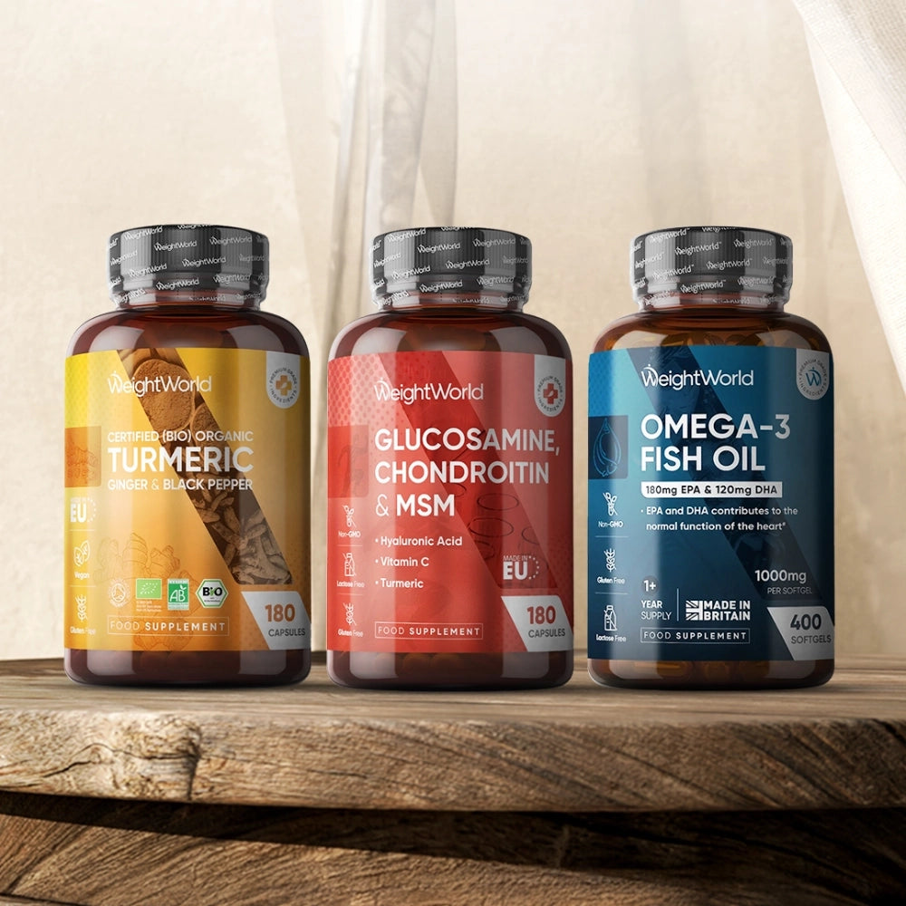 Sundhedstilskud i tre plastflasker: gurkemeje, glucosamin/chondroitin og omega-3.