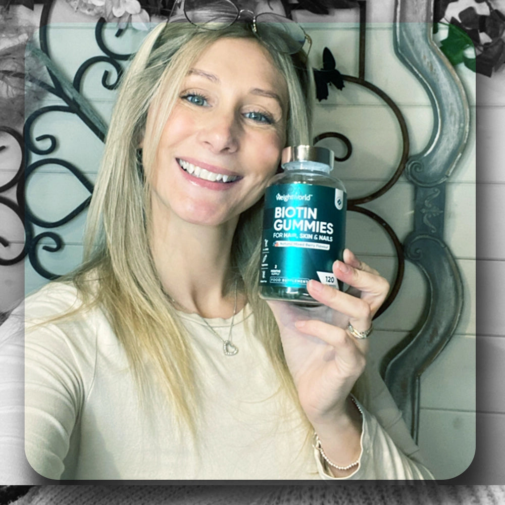 Biotin-vingummier flaske holdt af kvinde, blå etiket og 120 vingummier