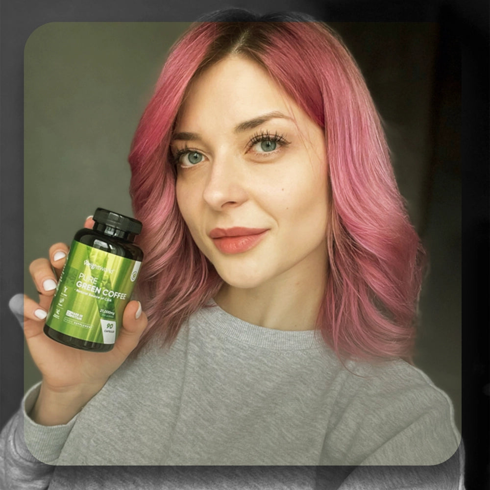 Kosttilskudsflaske WeightWorld Pure Green Coffee holdt af kvinde, 90 kapsler synlige