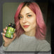 Kosttilskudsflaske WeightWorld Pure Green Coffee holdt af kvinde, 90 kapsler synlige