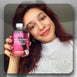 WeightWorld multivitamin- og mineralvingummier til kvinder, flaske holdes foran ansigt