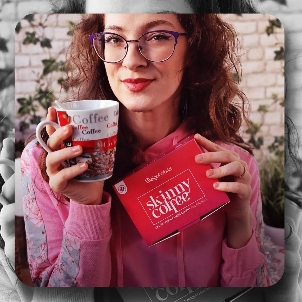 Slankekaffe-emballage holdt af kvinde ved tekop
